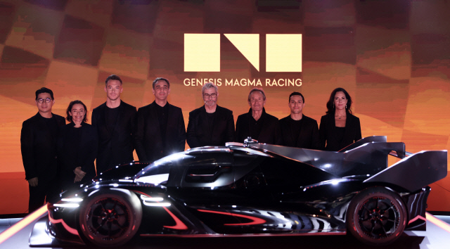 UAE 두바이 아르마니 호텔에서 4일(현지시간) 열린 '제네시스 모터스포츠 프리미어'에서 송민규(왼쪽부터) 제네시스사업본부장 부사장, 바니나 익스 제네시스 브랜드 프렌드(친선대사), 안드레 로테러 제네시스 마그마 레이싱 드라이버, 시릴 아비테불 현대모터스포츠법인 법인장, 루크 동커볼케 현대차그룹 CDO 겸 CCO 사장, 재키 익스 제네시스 브랜드 파트너, 루이스 펠리페 데라니 제네시스 마그마 레이싱 드라이버, 클라우디아 마르케즈 제네시스 북미법인 COO가 GMR-001 하이퍼카 스케일 모델과 기념촬영을 하고 있다. 제네시스 제공